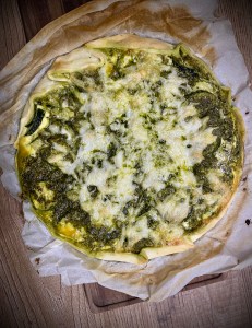 Torta salata con zucchine, pesto e formaggio