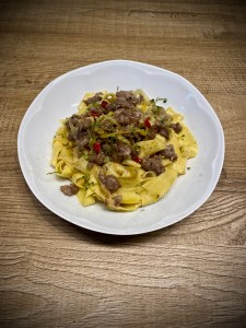 Pappardelle rustiche con salsiccia e porri