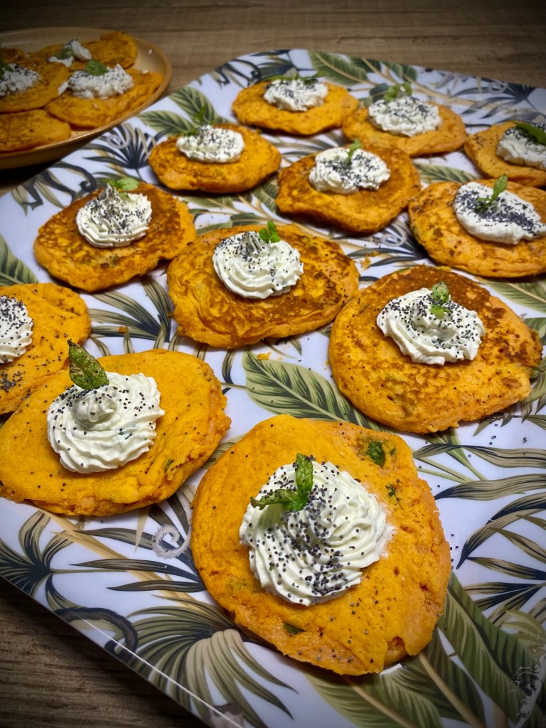 Pancake salati al pomodoro e basilico