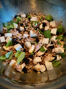 Insalata di farro con primosale, more e alici