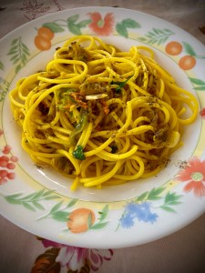 Spaghetti alle vongole con fiori di zucca e zafferano