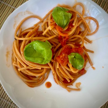 Nidi di spaghetti al sugo piccante