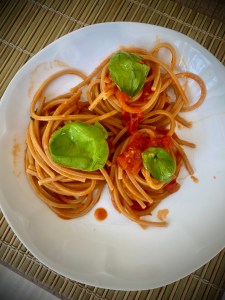 Nidi di spaghetti al sugo piccante