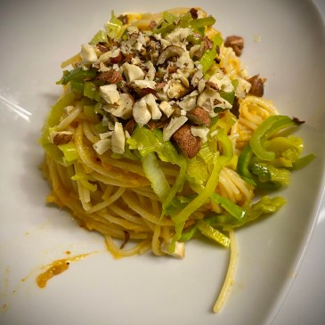 Spaghetti con crema di porri, nduja e nocciole